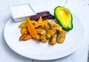 Dietetyczny kurczak ze zdrowymi frytkami i awokado